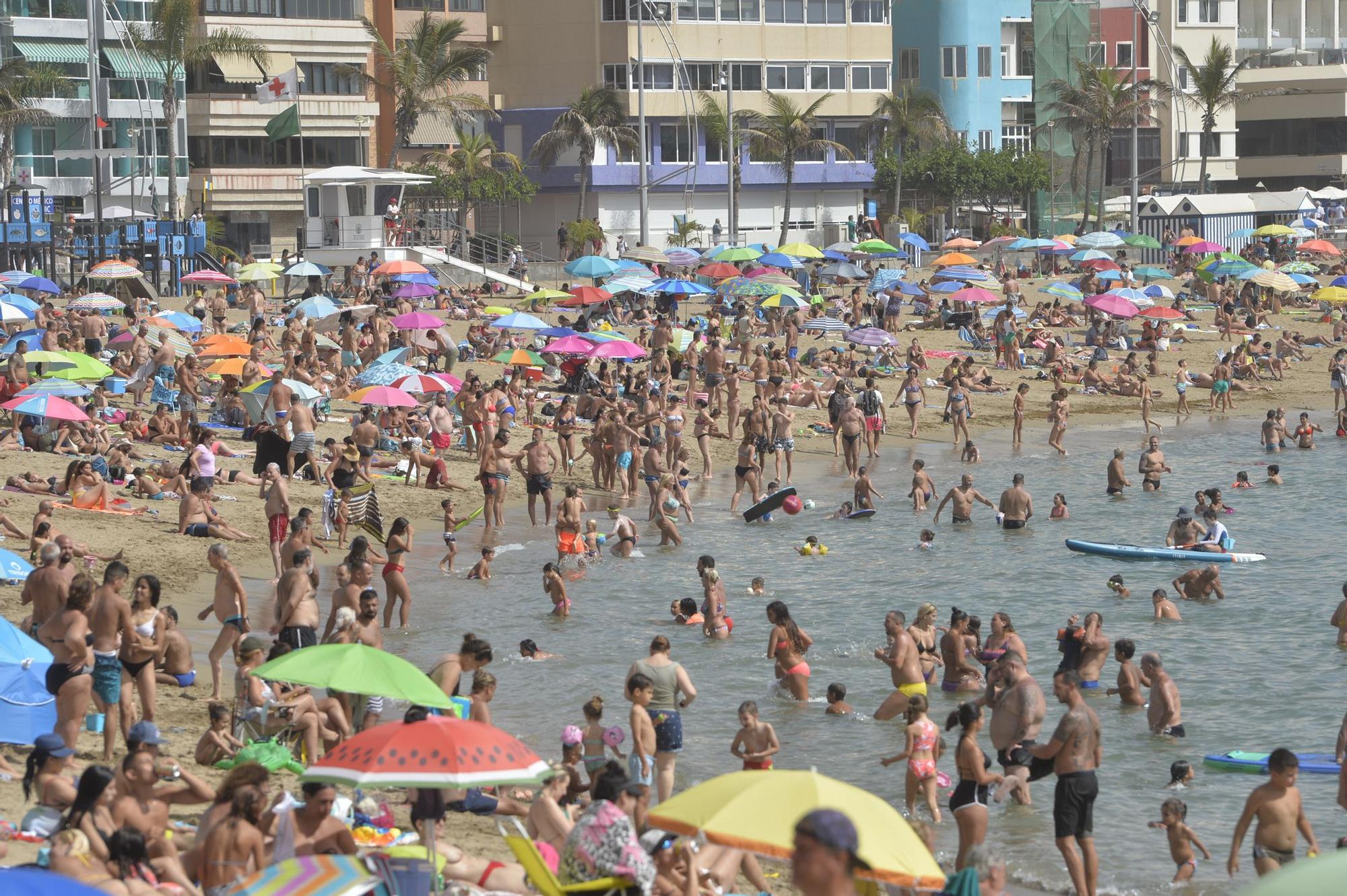 Bañistas en la playa de Las Canteras durante la ola de calor (18/07/2021)