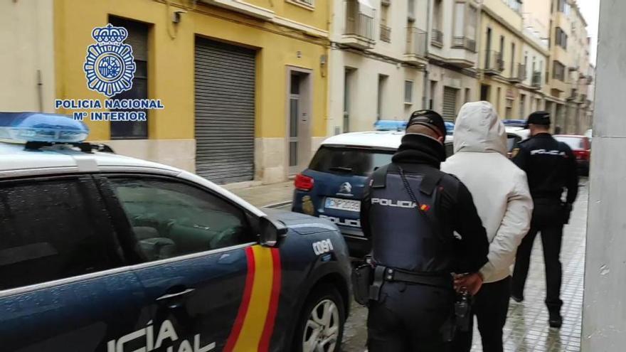 Dos detenidos por agredir con una catana a dos jóvenes para robarles droga en Alcoy