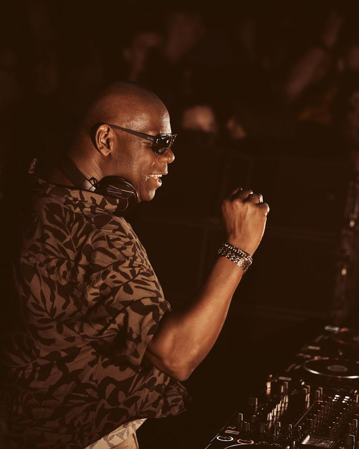 El famoso dj Carl Cox hace su característico gesto de poder actuando este verano en UNVRS.