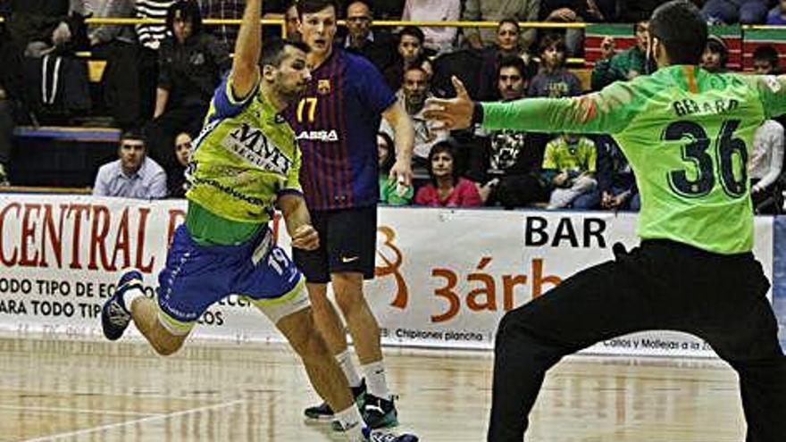 Guille lanza a portería frente a Gerard Forns, meta del FC Barcelona B.