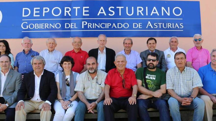 reunión bolística en panes. Los integrantes del jurado de los premios &quot;Pico Peñamellera&quot;, presidido por el arquitecto Alfonso Toribio, ayer, tras su reunión en Panes.