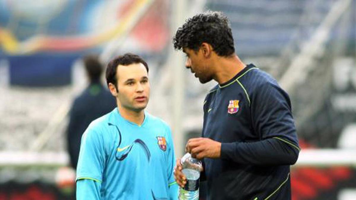 Frank Rijkaard, hablando con un jovencísimo Andrés Iniesta