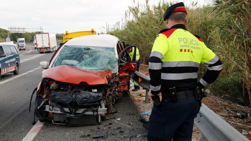 Un agent dels Mossos en un accident de trànsit.