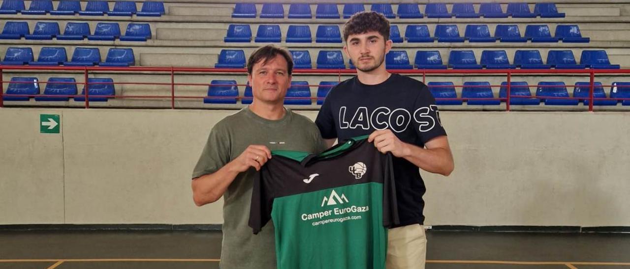 Antonio Bioque, a la derecha, junto al director deportivo del UCB, Pedro Bello.