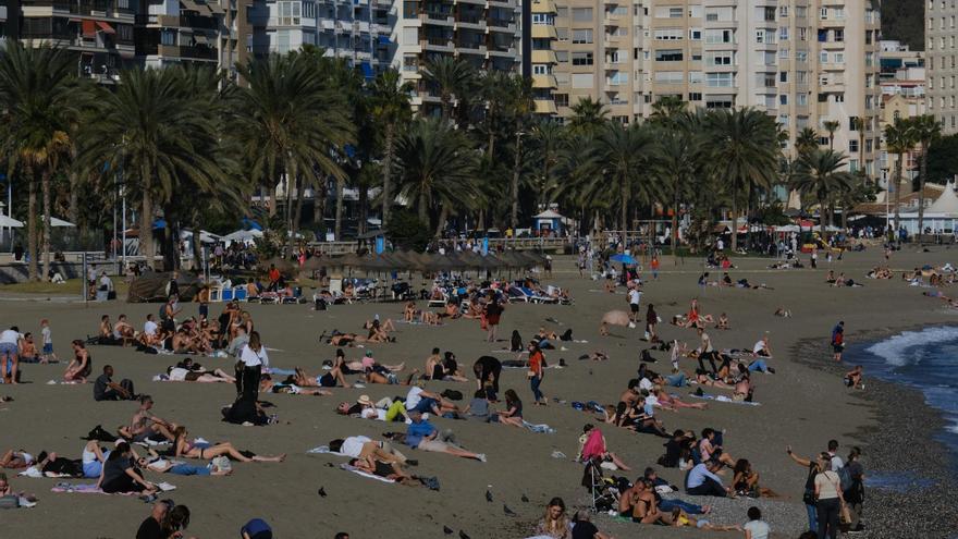 Las temperaturas primaverales llenan las terrazas y playas de Málaga