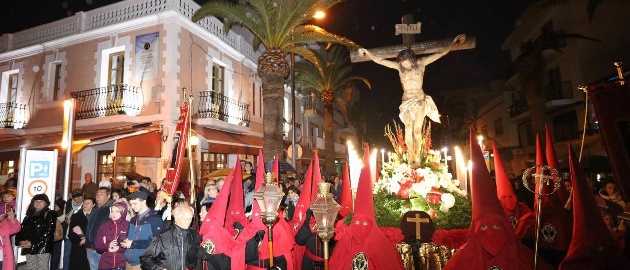 Imagen de archivo de la procesión del Viernes Santo de 2019 en Santa Eulària.  |  J.A. RIERA