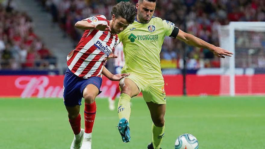 Joao Felix se escapa de Bruno, del Getafe, en una jugada del partido que protagonizó el luso. // Sergio Pérez