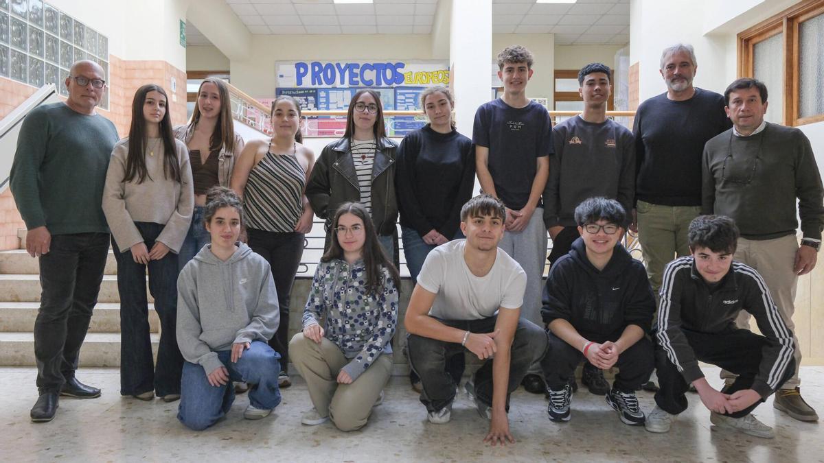 Los alumnos y los profesores que irán a Estrasburgo para particpar en el Parlamento Europeo.