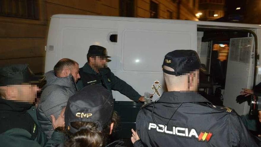 El acusado abandona el edificio judicial, ayer, en Pontevedra.