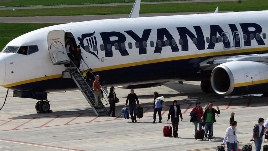 Imatge d&#039;arxiu de passatgers baixant d&#039;un avió de Ryanair l&#039;any 2010 a l&#039;Aeroport de Lleida-Alguaire.