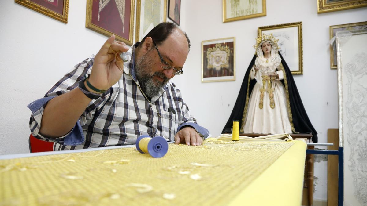MANTO DE LA VIRGEN DE LA ESPERANZA I el taller de Salvador Oliver hará el  nuevo manto de procesión de la Virgen de la Esperanza