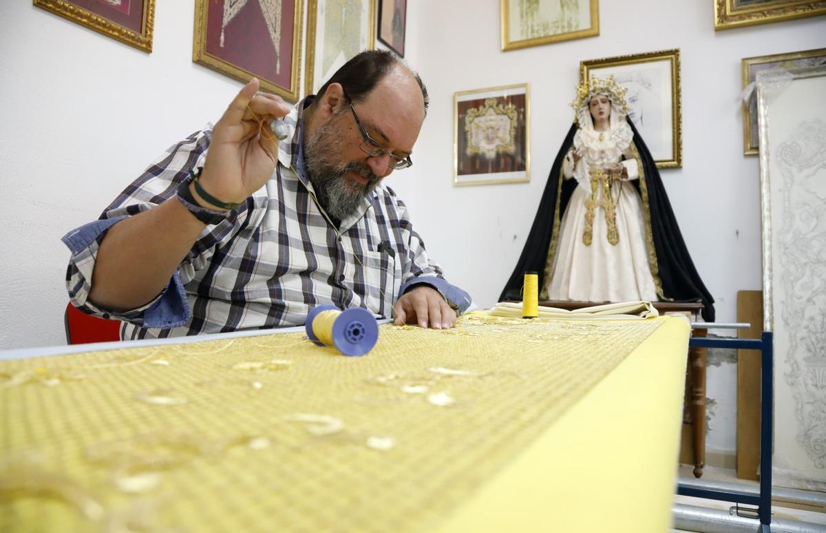 Salvador Oliver bordando en su taller