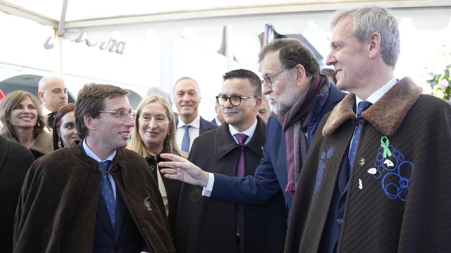 Martínez Almeida, el pasado domingo en la Feira do Cocido de Lalín, con el conselleiro de Medio Rural José González, el expresidente del Gobierno Mariano Rajoy el presidente de la Xunta en funciones Alfonso Rueda.