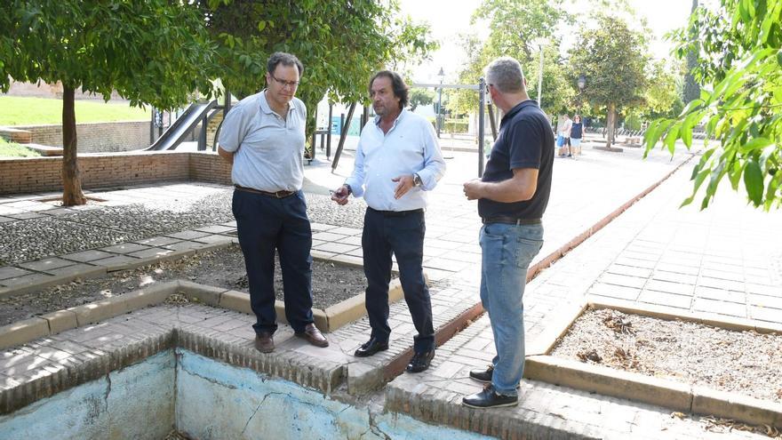El presidente de Emacsa, Daniel García-Ibarrola, visita el inicio de las obras en las fuentes del Jardín de los Poetas.