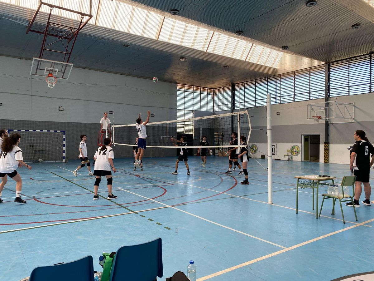 Acción en la final de voleibol.