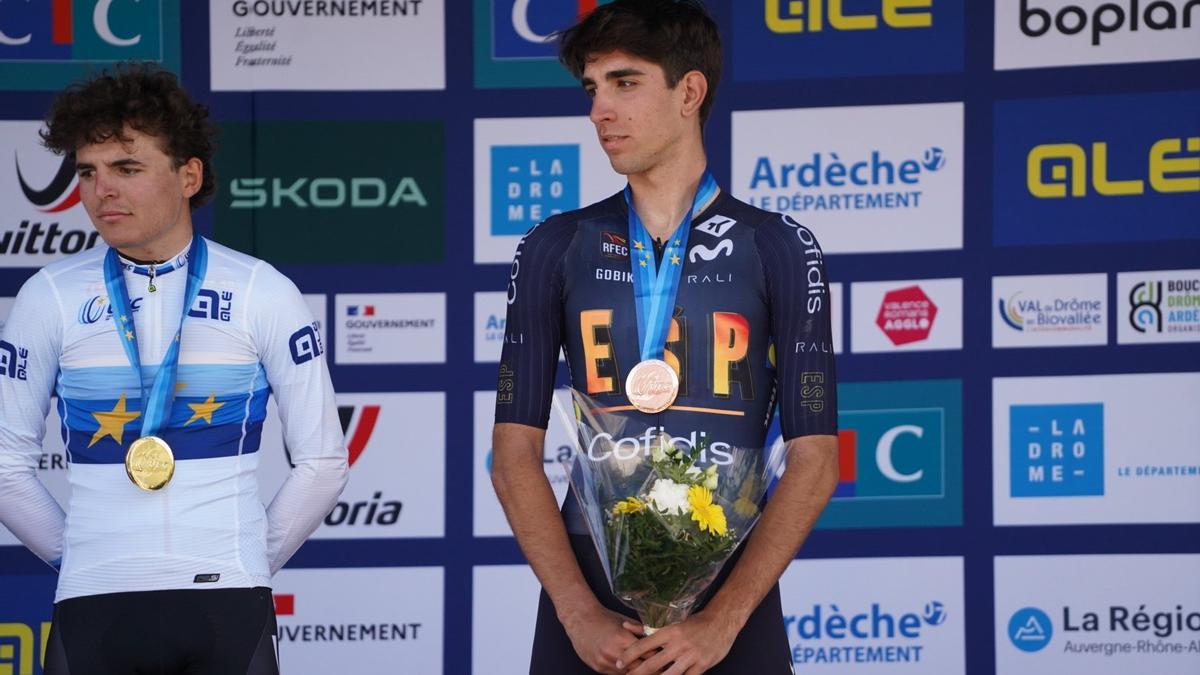 Héctor Álvarez, en el podio con la medalla de bronce