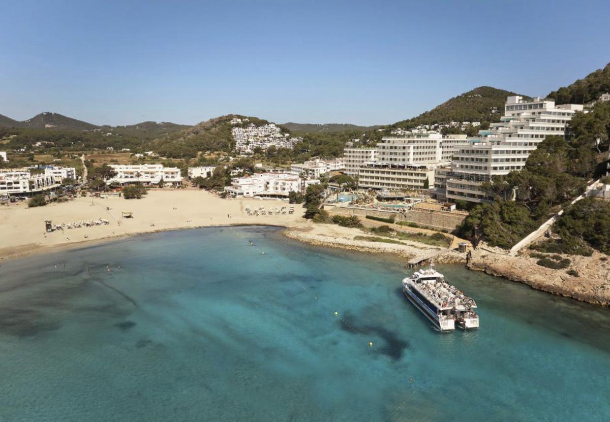 Un complejo con vistas directas a las aguas turquesas de Cala Llonga.