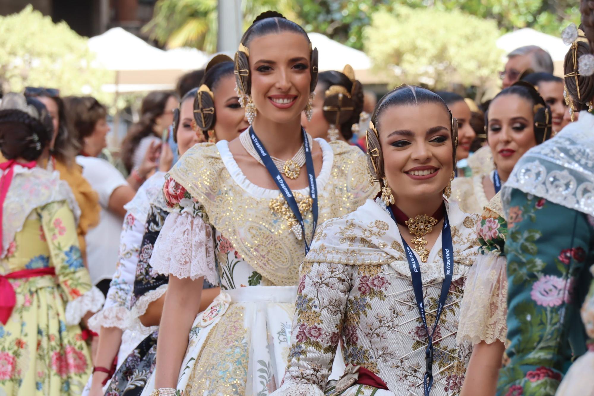 Baño de multitudes de las candidatas a Fallera Mayor de València 2025
