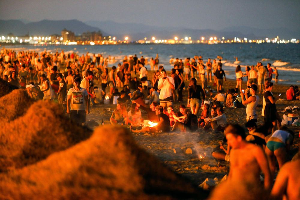 Hogueras de la noche de San Juan en València