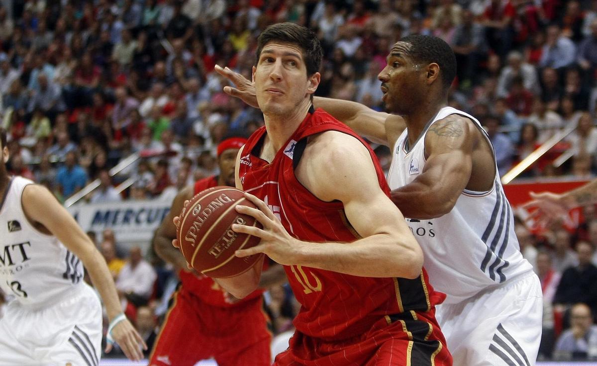 01/06/2014ZARAGOZASEGUNDO PARTIDO DE PLAYOFFS DE LA LIGA ACB DE BALONCESTO: CAI ZARAGOZA - REAL MADRID. DAMJAN RUDEZ.BALONCESTO. EQUIPOS. CAI ZARAGOZA.JAIME GALINDOCAMARA DIGITAL. BALONCESTO. EQUIPOS. CAI ZARAGOZA.