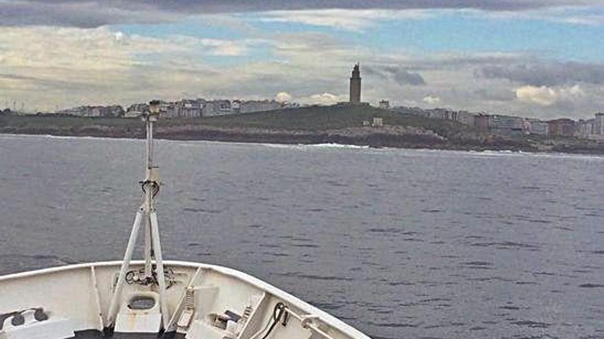 Un buque de la Armada, frente a la Torre de Hércules.