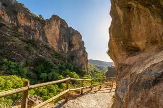 Lo siento Ruta del Cares, pero la garganta más salvaje de España está en un pueblo de 200 habitantes: pozas turquesas y un sendero excavado en la piedra