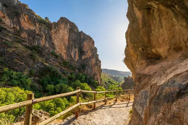 Lo siento Ruta del Cares, pero la garganta más salvaje de España está en un pueblo de 200 habitantes: pozas turquesas y un sendero excavado en la piedra