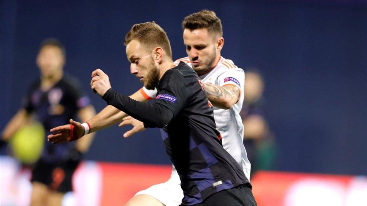 Rakitic lucha por un balón con Saúl en el último duelo entre Croacia y España.