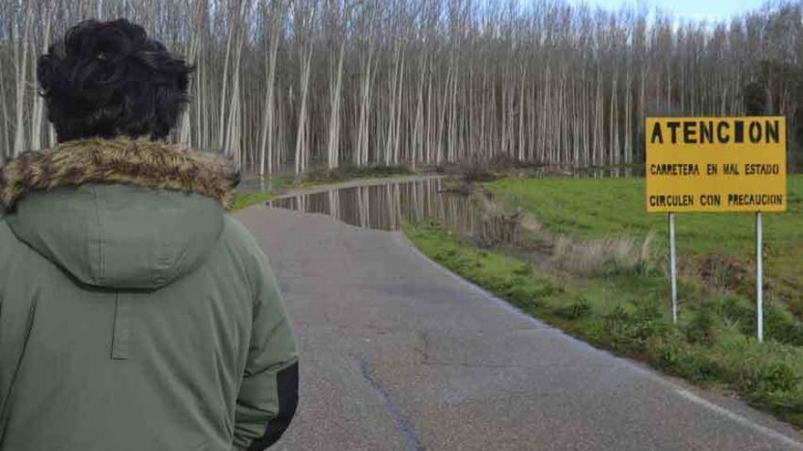 Carretera de acceso a Villabrázaro, cortada por el agua.