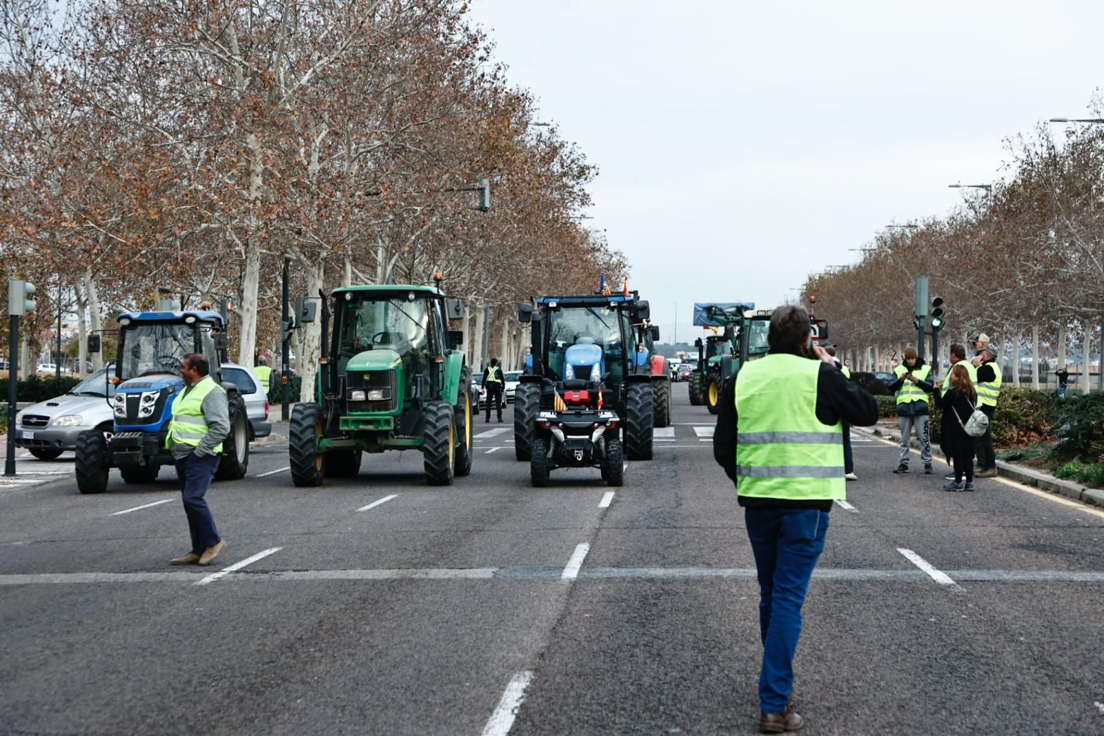 Las primeras tractoradas colapsan València