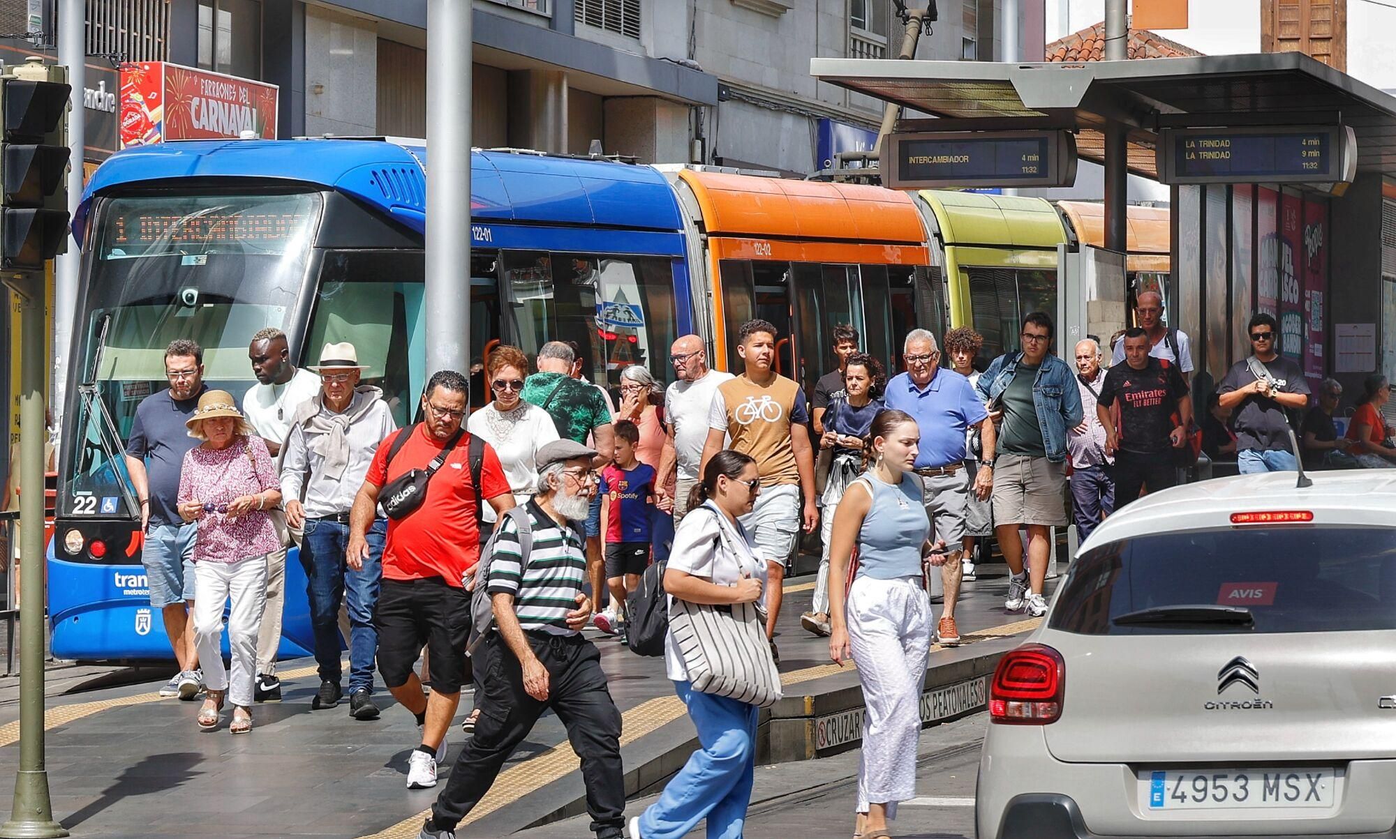 Colas en las paradas del tranvía en Tenerife