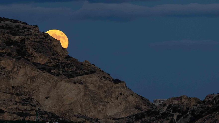 Así de espectacular se ha visto la Superluna del Cazador saliendo por la Serra Grossa en Alicante