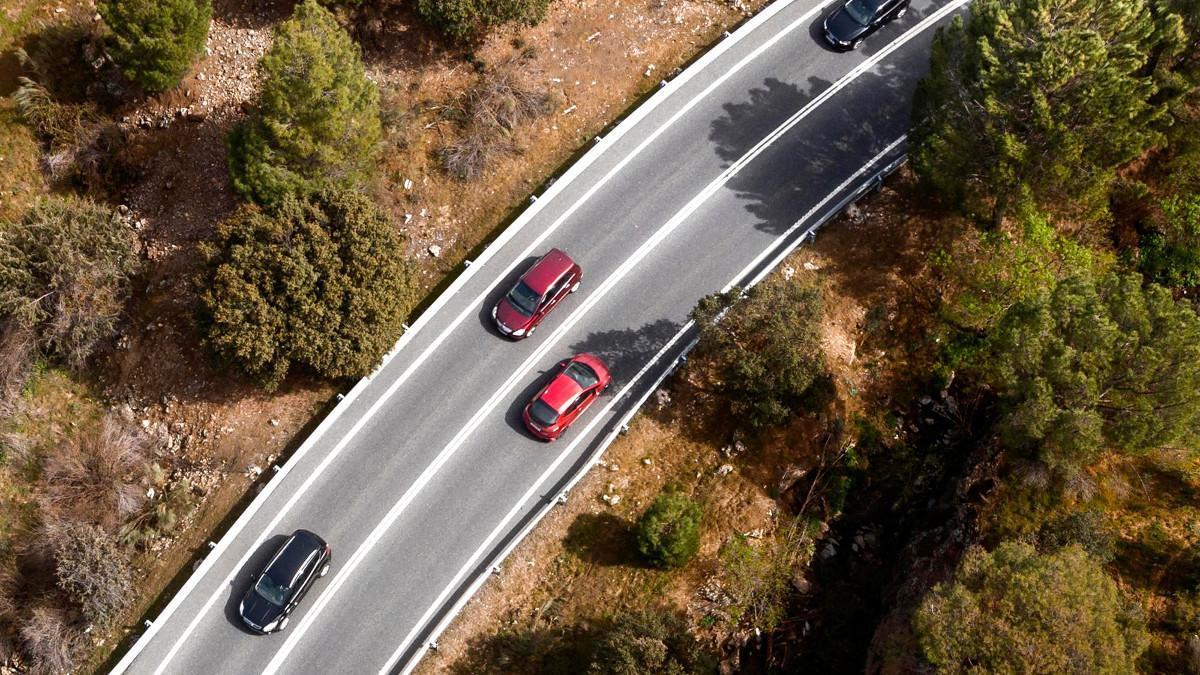 ¿Está permitido adelantar a varios vehículos a la vez en carreteras de un solo carril por sentido?