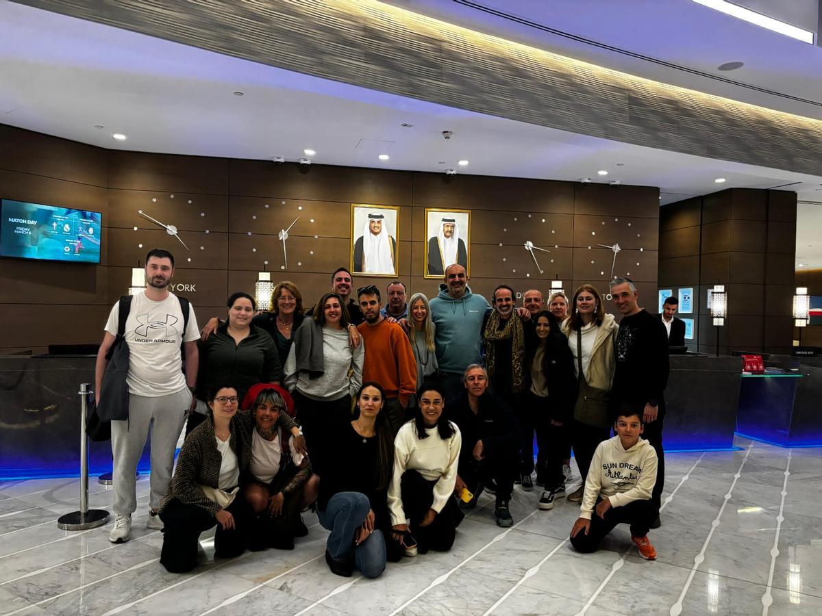Españoles en en el aeropuerto de Doha, entre ellos las asturianas.