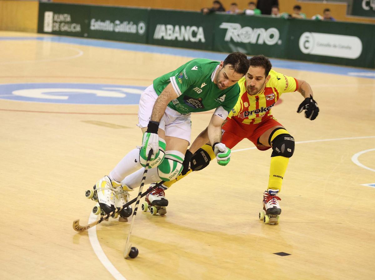 Dava Torres trata de llevarse una bola en el partido frente al Bassano en Riazor