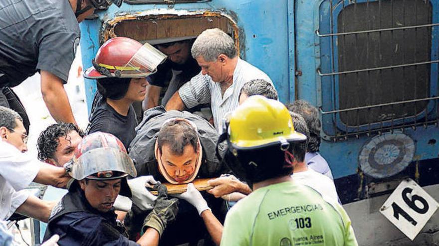 Momento del rescate de una de las víctimas atrapadas en el tren.  // Stringer