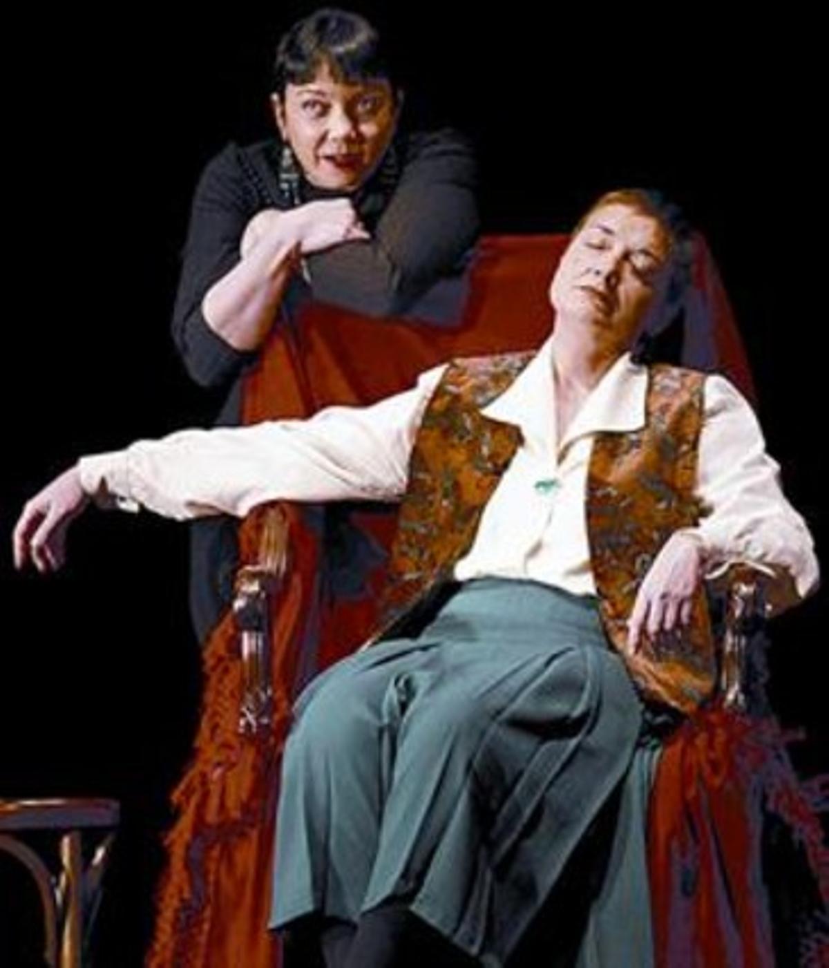 Blanca Pàmpols (Toklas) i Àngela Jové (Stein, asseguda), a l’obra. Blanca Pàmpols (Toklas) i Àngela Jové (Stein, asseguda), a l’obra.