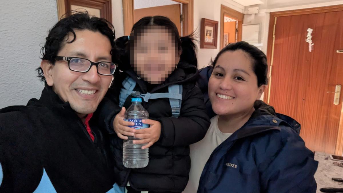El matrimonio formado de Joe y Saldy, junto a su hija, días antes del terrible accidente con fuga.