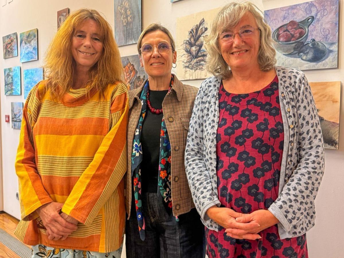 La alcaldesa de Miranda, Helena Barril, con las artistas Jan Hannah y Fiona Blakey