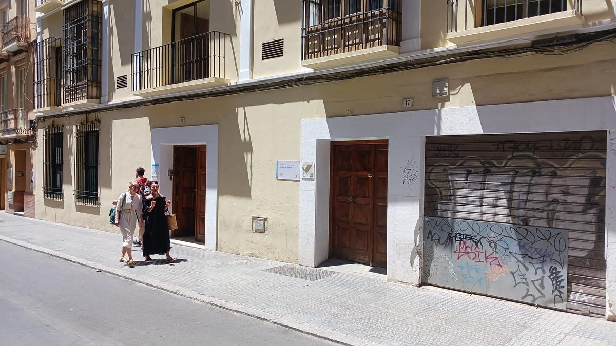 Fachada del edificio de la calle Ollerías que ha acogido a Málaga Acoge más de veinte años.