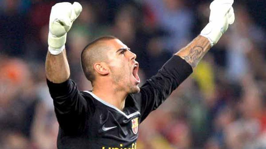 Víctor Valdés festeja uno de los goles de ayer del Barcelona.