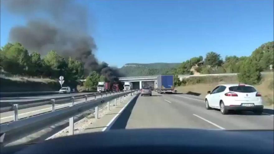 Un foc destrueix un camió a l&#039;autovia A-2, a Castellolí