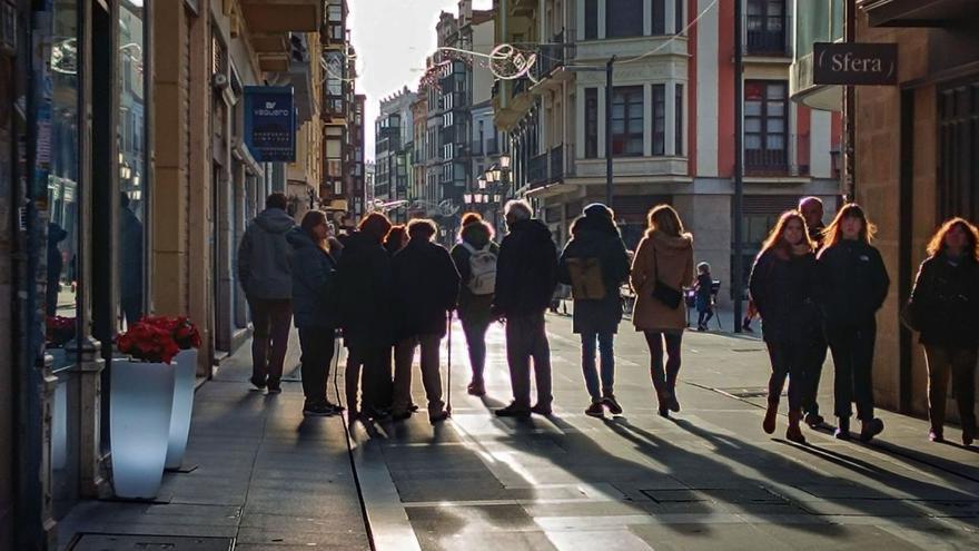 Paseantes recorren la ciudad abrigados por las bajas temperaturas que registra Zamora capital. | Alba Prieto