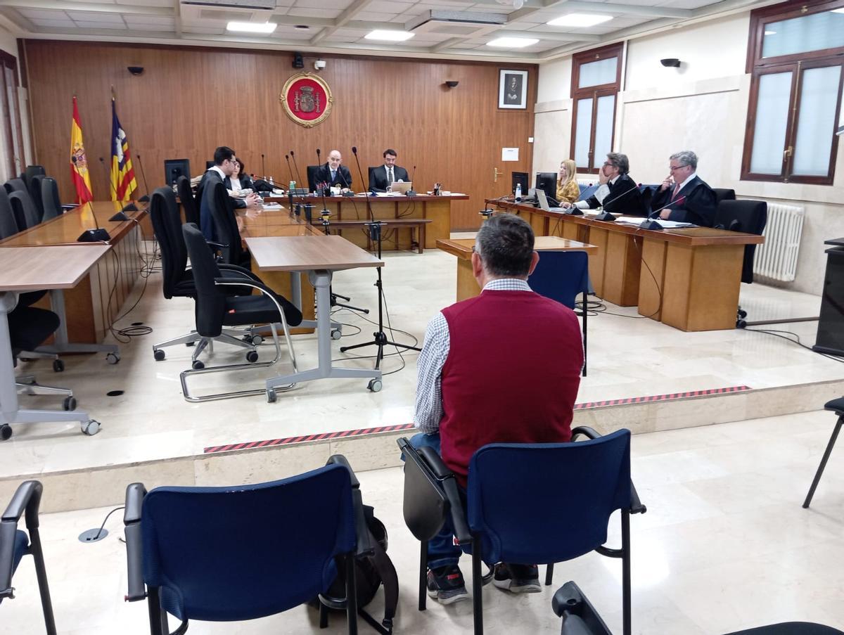 El profesor condenado, hoy en la Audiencia de Palma.