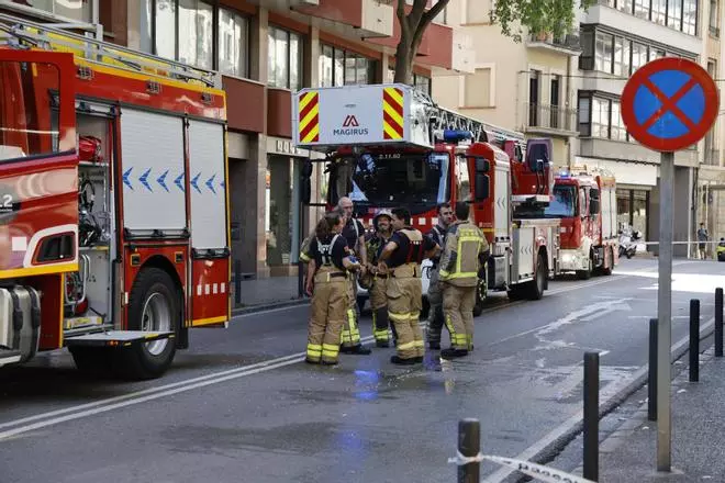 Les imatges de l'incendi en un edifici ocupat de la ronda Ferran Puig de Girona