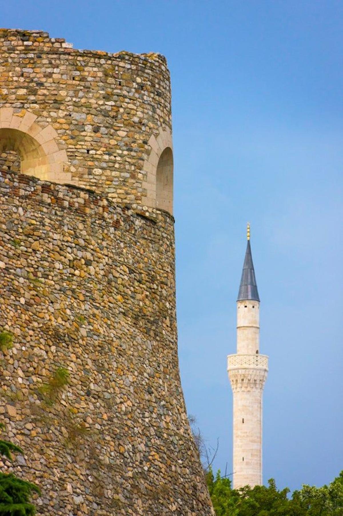 La fortaleza de Skopje, también conocida como Kale, con el minarete de la mezquita Mustapha Pasha al fondo.