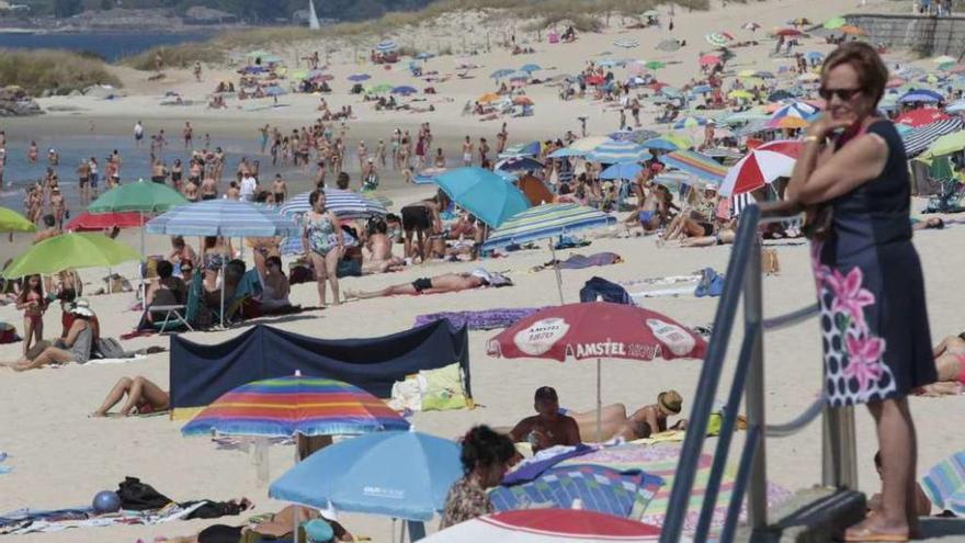 La playa de Samil, en Vigo, ayer repleta de personas. // José Lores