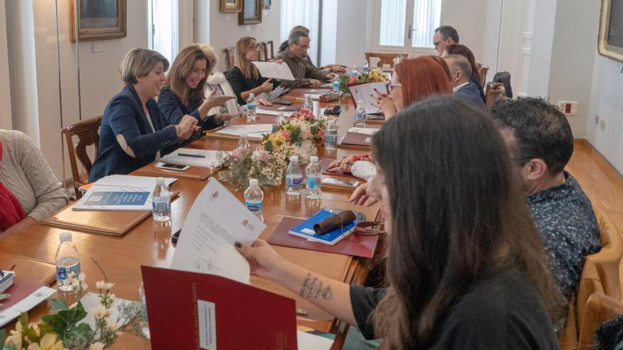 Los miembros de la Comisión trabajando en el ayuntamiento