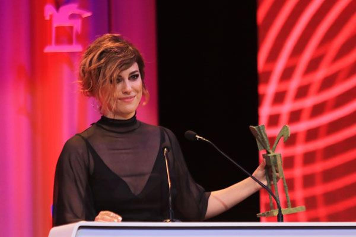 Blanca Suárez recogiendo su galardón en los Premios Ondas