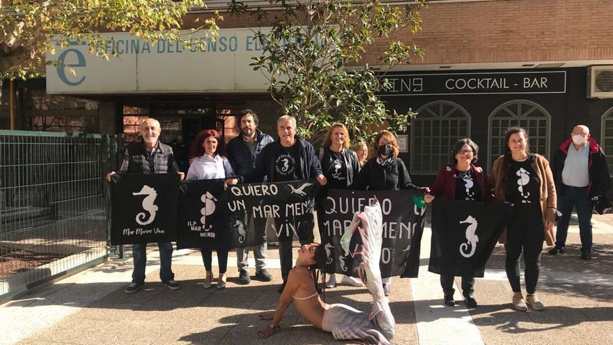 Los promotores de la ILP frente a la Oficina del Censo Electoral en Madrid